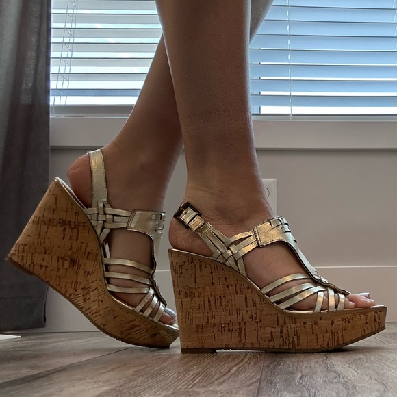 Gold Nine West wedge heels, size 6 - Picture 4 of 4